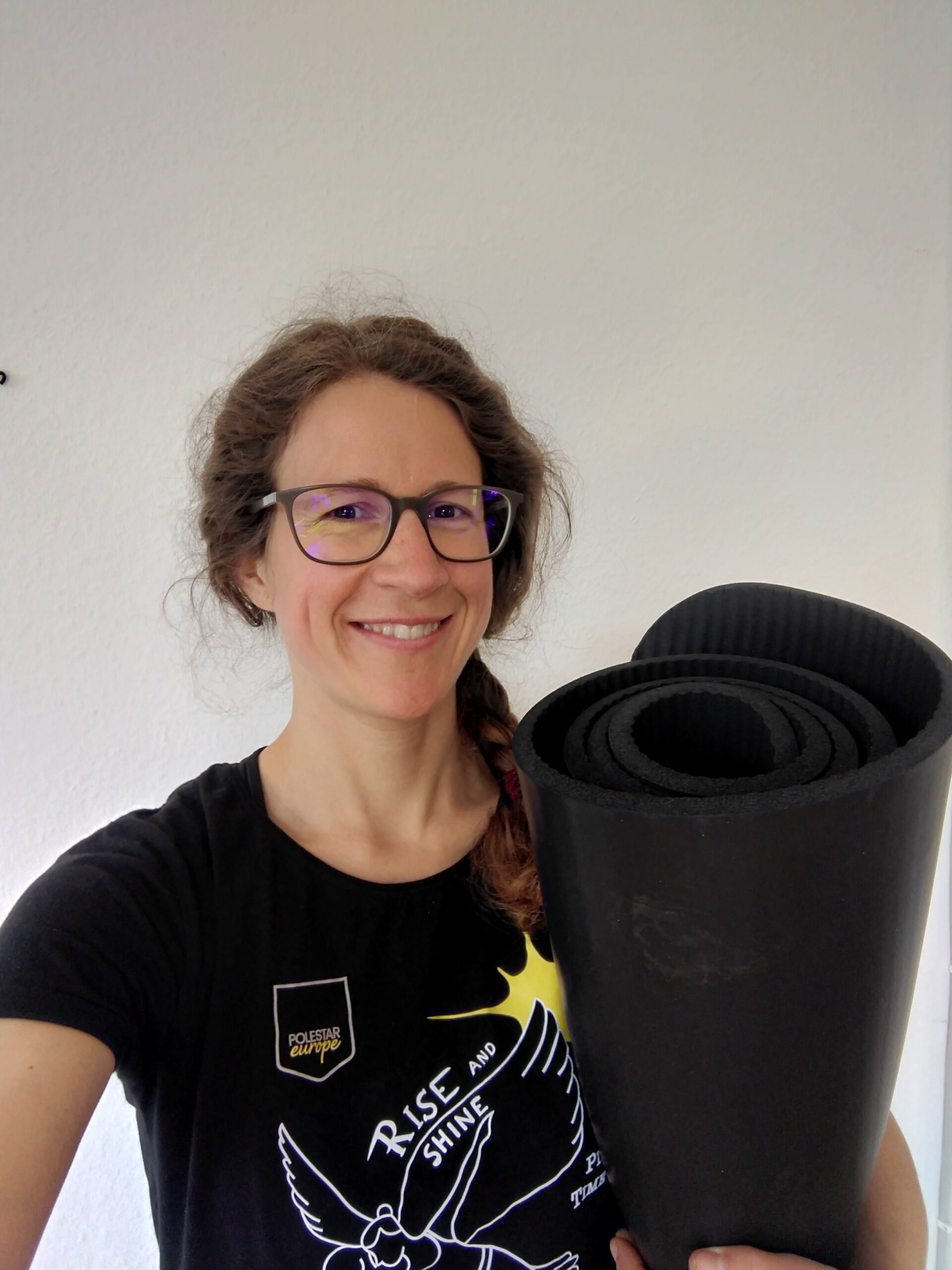 Wiebke Kuthe mit Matte in  der Hand Pilateslehrerin Wiebke Kuthe mit einer aufgerollten Matte in der Hand