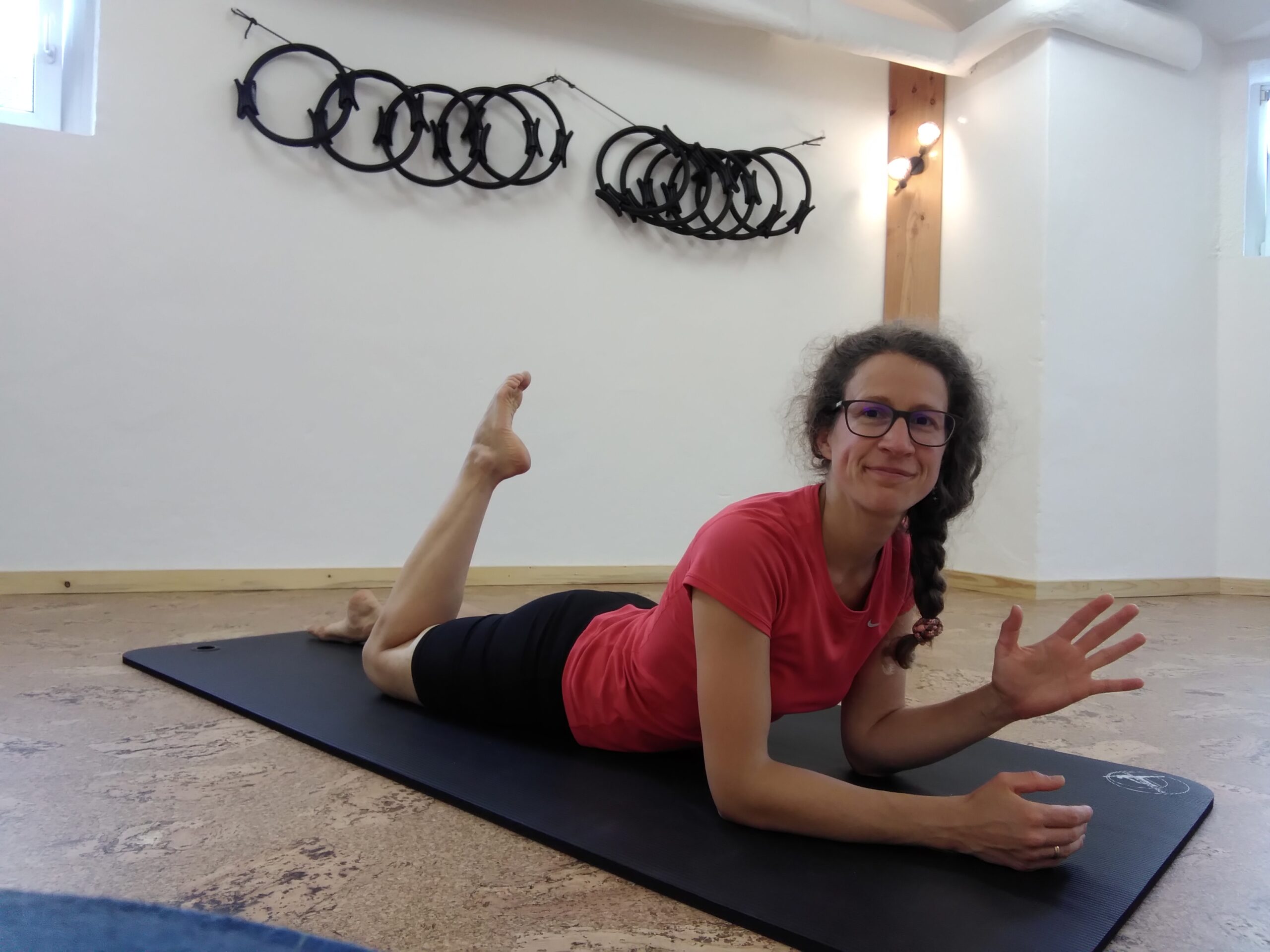 Sie schaut in die Kamera und winkt