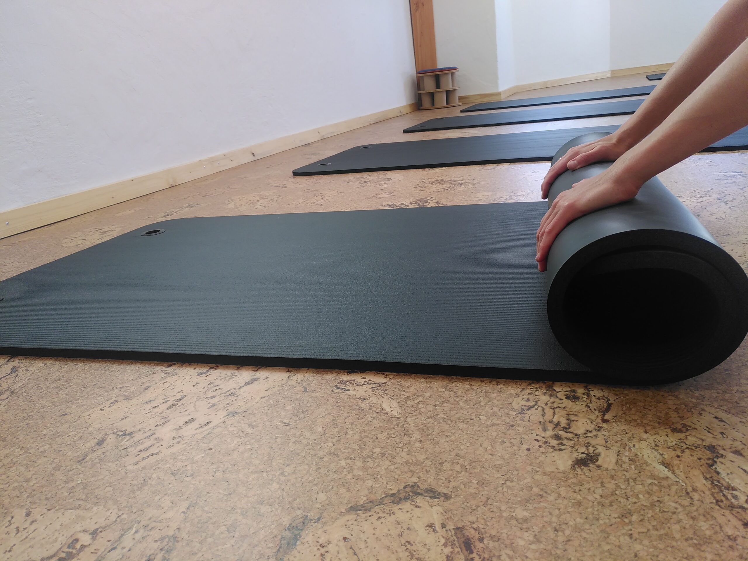 Eine Pilatesmatte wird in dem Studio bei Wiebke Kuthe ausgerollt
