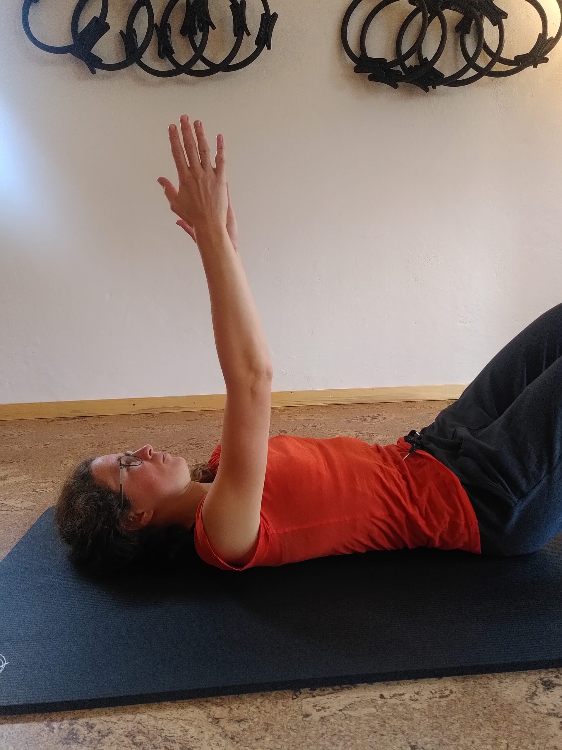 Wiebke in Rückenlage auf der Matte. Retraktion/Protraktion der Schulterblätter